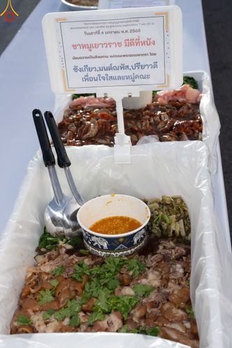 ภาพ No.188959:พิธีถวายภัตตาหารเป็นสังฆทาน แด่พระธรรมยาตรา ในโครงการธรรมยาตรา กตัญญูบูชา มหาปูชนียาจารย์ พระมงคลเทพมุนี(สด จนฺทสโร) พระผู้ปราบมาร ปีที่ 13 ณ อนุสรณ์สถานมหาวิหารพระมงคลเทพมุนี (โลตัสแลนด์) อ.สองพี่น้อง จ.สุพรรณบุรี วันที่ 4 มกราคม พ.ศ.2568