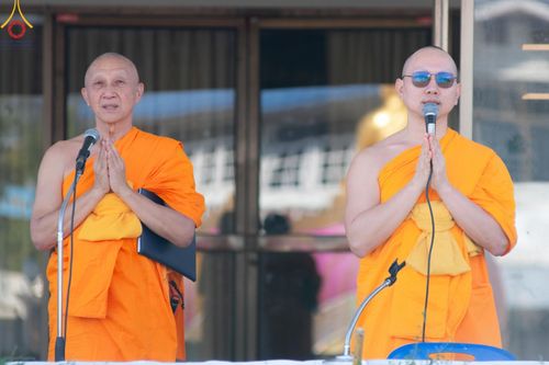 ภาพ No.188972:พิธีต้อนรับพระธรรมยาตรา ในโครงการธรรมยาตรา กตัญญูบูชา มหาปูชนียาจารย์ พระมงคลเทพมุนี(สด จนฺทสโร) พระผู้ปราบมาร อนุสรณ์สถาน 7 แห่ง ปีที่ 13 วันที่ 3 มกราคม พ.ศ. 2568 ณ อนุสรณ์สถานมหาวิหารพระมงคลเทพมุนี (โลตัสแลนด์) อ.สองพี่น้อง จ.สุพรรณบุรี