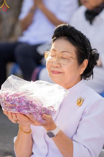 ภาพ No.188985:พิธีต้อนรับพระธรรมยาตรา ในโครงการธรรมยาตรา กตัญญูบูชา มหาปูชนียาจารย์ พระมงคลเทพมุนี(สด จนฺทสโร) พระผู้ปราบมาร อนุสรณ์สถาน 7 แห่ง ปีที่ 13 วันที่ 3 มกราคม พ.ศ. 2568 ณ อนุสรณ์สถานมหาวิหารพระมงคลเทพมุนี (โลตัสแลนด์) อ.สองพี่น้อง จ.สุพรรณบุรี