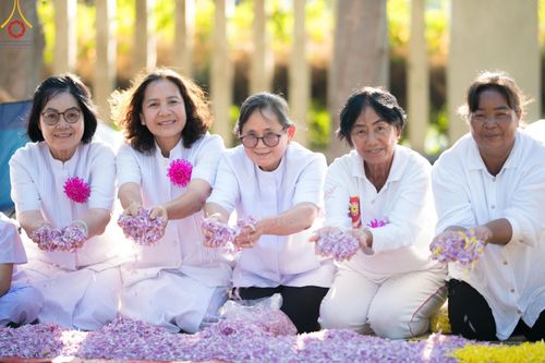 ภาพ No.188994:พิธีต้อนรับพระธรรมยาตรา ในโครงการธรรมยาตรา กตัญญูบูชา มหาปูชนียาจารย์ พระมงคลเทพมุนี(สด จนฺทสโร) พระผู้ปราบมาร อนุสรณ์สถาน 7 แห่ง ปีที่ 13 วันที่ 3 มกราคม พ.ศ. 2568 ณ อนุสรณ์สถานมหาวิหารพระมงคลเทพมุนี (โลตัสแลนด์) อ.สองพี่น้อง จ.สุพรรณบุรี