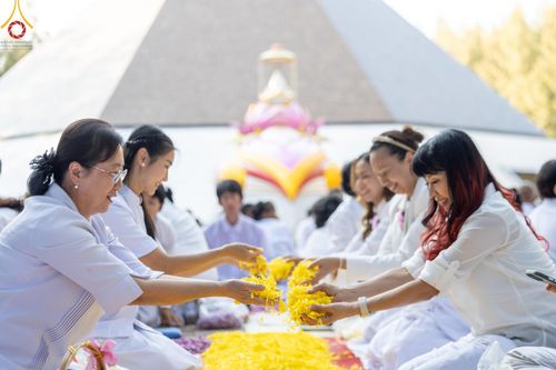 ภาพ No.188999:พิธีต้อนรับพระธรรมยาตรา ในโครงการธรรมยาตรา กตัญญูบูชา มหาปูชนียาจารย์ พระมงคลเทพมุนี(สด จนฺทสโร) พระผู้ปราบมาร อนุสรณ์สถาน 7 แห่ง ปีที่ 13 วันที่ 3 มกราคม พ.ศ. 2568 ณ อนุสรณ์สถานมหาวิหารพระมงคลเทพมุนี (โลตัสแลนด์) อ.สองพี่น้อง จ.สุพรรณบุรี
