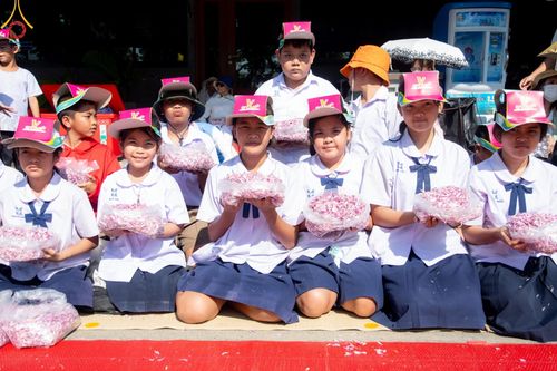 ภาพ No.189000:พิธีต้อนรับพระธรรมยาตรา ในโครงการธรรมยาตรา กตัญญูบูชา มหาปูชนียาจารย์ พระมงคลเทพมุนี(สด จนฺทสโร) พระผู้ปราบมาร อนุสรณ์สถาน 7 แห่ง ปีที่ 13 วันที่ 3 มกราคม พ.ศ. 2568 ณ อนุสรณ์สถานมหาวิหารพระมงคลเทพมุนี (โลตัสแลนด์) อ.สองพี่น้อง จ.สุพรรณบุรี