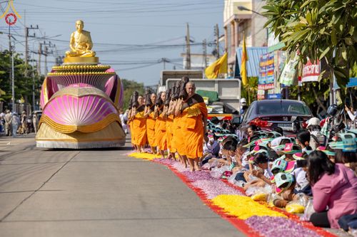 ภาพ No.189007:พิธีต้อนรับพระธรรมยาตรา ในโครงการธรรมยาตรา กตัญญูบูชา มหาปูชนียาจารย์ พระมงคลเทพมุนี(สด จนฺทสโร) พระผู้ปราบมาร อนุสรณ์สถาน 7 แห่ง ปีที่ 13 วันที่ 3 มกราคม พ.ศ. 2568 ณ อนุสรณ์สถานมหาวิหารพระมงคลเทพมุนี (โลตัสแลนด์) อ.สองพี่น้อง จ.สุพรรณบุรี
