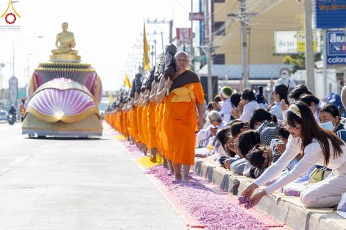 ภาพ No.189008:พิธีต้อนรับพระธรรมยาตรา ในโครงการธรรมยาตรา กตัญญูบูชา มหาปูชนียาจารย์ พระมงคลเทพมุนี(สด จนฺทสโร) พระผู้ปราบมาร อนุสรณ์สถาน 7 แห่ง ปีที่ 13 วันที่ 3 มกราคม พ.ศ. 2568 ณ อนุสรณ์สถานมหาวิหารพระมงคลเทพมุนี (โลตัสแลนด์) อ.สองพี่น้อง จ.สุพรรณบุรี