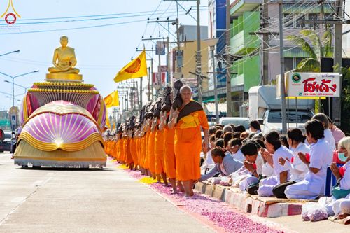 ภาพ No.189010:พิธีต้อนรับพระธรรมยาตรา ในโครงการธรรมยาตรา กตัญญูบูชา มหาปูชนียาจารย์ พระมงคลเทพมุนี(สด จนฺทสโร) พระผู้ปราบมาร อนุสรณ์สถาน 7 แห่ง ปีที่ 13 วันที่ 3 มกราคม พ.ศ. 2568 ณ อนุสรณ์สถานมหาวิหารพระมงคลเทพมุนี (โลตัสแลนด์) อ.สองพี่น้อง จ.สุพรรณบุรี