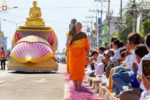 ภาพ No.189011:พิธีต้อนรับพระธรรมยาตรา ในโครงการธรรมยาตรา กตัญญูบูชา มหาปูชนียาจารย์ พระมงคลเทพมุนี(สด จนฺทสโร) พระผู้ปราบมาร อนุสรณ์สถาน 7 แห่ง ปีที่ 13 วันที่ 3 มกราคม พ.ศ. 2568 ณ อนุสรณ์สถานมหาวิหารพระมงคลเทพมุนี (โลตัสแลนด์) อ.สองพี่น้อง จ.สุพรรณบุรี