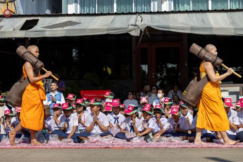 ภาพ No.189013:พิธีต้อนรับพระธรรมยาตรา ในโครงการธรรมยาตรา กตัญญูบูชา มหาปูชนียาจารย์ พระมงคลเทพมุนี(สด จนฺทสโร) พระผู้ปราบมาร อนุสรณ์สถาน 7 แห่ง ปีที่ 13 วันที่ 3 มกราคม พ.ศ. 2568 ณ อนุสรณ์สถานมหาวิหารพระมงคลเทพมุนี (โลตัสแลนด์) อ.สองพี่น้อง จ.สุพรรณบุรี
