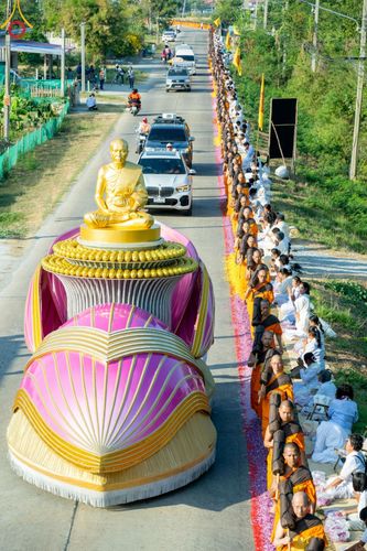 ภาพ No.189014:พิธีต้อนรับพระธรรมยาตรา ในโครงการธรรมยาตรา กตัญญูบูชา มหาปูชนียาจารย์ พระมงคลเทพมุนี(สด จนฺทสโร) พระผู้ปราบมาร อนุสรณ์สถาน 7 แห่ง ปีที่ 13 วันที่ 3 มกราคม พ.ศ. 2568 ณ อนุสรณ์สถานมหาวิหารพระมงคลเทพมุนี (โลตัสแลนด์) อ.สองพี่น้อง จ.สุพรรณบุรี