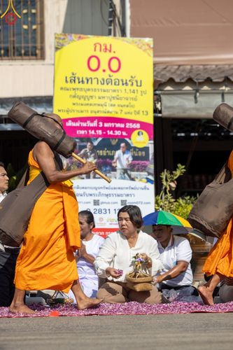 ภาพ No.189015:พิธีต้อนรับพระธรรมยาตรา ในโครงการธรรมยาตรา กตัญญูบูชา มหาปูชนียาจารย์ พระมงคลเทพมุนี(สด จนฺทสโร) พระผู้ปราบมาร อนุสรณ์สถาน 7 แห่ง ปีที่ 13 วันที่ 3 มกราคม พ.ศ. 2568 ณ อนุสรณ์สถานมหาวิหารพระมงคลเทพมุนี (โลตัสแลนด์) อ.สองพี่น้อง จ.สุพรรณบุรี