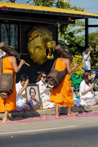 ภาพ No.189017:พิธีต้อนรับพระธรรมยาตรา ในโครงการธรรมยาตรา กตัญญูบูชา มหาปูชนียาจารย์ พระมงคลเทพมุนี(สด จนฺทสโร) พระผู้ปราบมาร อนุสรณ์สถาน 7 แห่ง ปีที่ 13 วันที่ 3 มกราคม พ.ศ. 2568 ณ อนุสรณ์สถานมหาวิหารพระมงคลเทพมุนี (โลตัสแลนด์) อ.สองพี่น้อง จ.สุพรรณบุรี