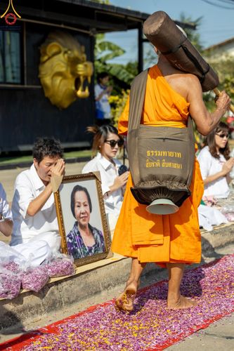 ภาพ No.189018:พิธีต้อนรับพระธรรมยาตรา ในโครงการธรรมยาตรา กตัญญูบูชา มหาปูชนียาจารย์ พระมงคลเทพมุนี(สด จนฺทสโร) พระผู้ปราบมาร อนุสรณ์สถาน 7 แห่ง ปีที่ 13 วันที่ 3 มกราคม พ.ศ. 2568 ณ อนุสรณ์สถานมหาวิหารพระมงคลเทพมุนี (โลตัสแลนด์) อ.สองพี่น้อง จ.สุพรรณบุรี