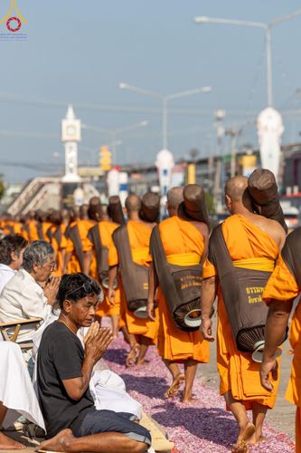 ภาพ No.189019:พิธีต้อนรับพระธรรมยาตรา ในโครงการธรรมยาตรา กตัญญูบูชา มหาปูชนียาจารย์ พระมงคลเทพมุนี(สด จนฺทสโร) พระผู้ปราบมาร อนุสรณ์สถาน 7 แห่ง ปีที่ 13 วันที่ 3 มกราคม พ.ศ. 2568 ณ อนุสรณ์สถานมหาวิหารพระมงคลเทพมุนี (โลตัสแลนด์) อ.สองพี่น้อง จ.สุพรรณบุรี