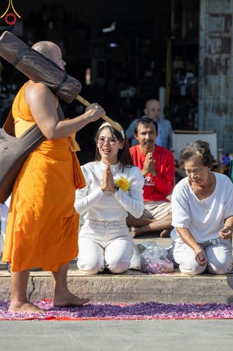 ภาพ No.189022:พิธีต้อนรับพระธรรมยาตรา ในโครงการธรรมยาตรา กตัญญูบูชา มหาปูชนียาจารย์ พระมงคลเทพมุนี(สด จนฺทสโร) พระผู้ปราบมาร อนุสรณ์สถาน 7 แห่ง ปีที่ 13 วันที่ 3 มกราคม พ.ศ. 2568 ณ อนุสรณ์สถานมหาวิหารพระมงคลเทพมุนี (โลตัสแลนด์) อ.สองพี่น้อง จ.สุพรรณบุรี