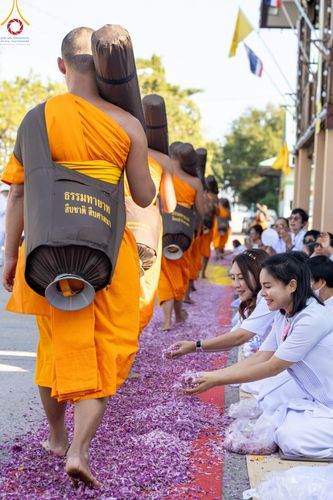 ภาพ No.189024:พิธีต้อนรับพระธรรมยาตรา ในโครงการธรรมยาตรา กตัญญูบูชา มหาปูชนียาจารย์ พระมงคลเทพมุนี(สด จนฺทสโร) พระผู้ปราบมาร อนุสรณ์สถาน 7 แห่ง ปีที่ 13 วันที่ 3 มกราคม พ.ศ. 2568 ณ อนุสรณ์สถานมหาวิหารพระมงคลเทพมุนี (โลตัสแลนด์) อ.สองพี่น้อง จ.สุพรรณบุรี