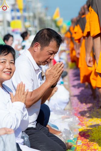 ภาพ No.189026:พิธีต้อนรับพระธรรมยาตรา ในโครงการธรรมยาตรา กตัญญูบูชา มหาปูชนียาจารย์ พระมงคลเทพมุนี(สด จนฺทสโร) พระผู้ปราบมาร อนุสรณ์สถาน 7 แห่ง ปีที่ 13 วันที่ 3 มกราคม พ.ศ. 2568 ณ อนุสรณ์สถานมหาวิหารพระมงคลเทพมุนี (โลตัสแลนด์) อ.สองพี่น้อง จ.สุพรรณบุรี
