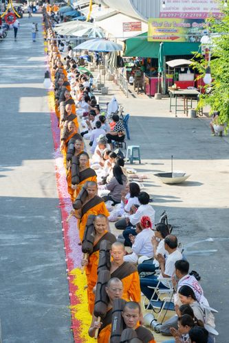 ภาพ No.189029:พิธีต้อนรับพระธรรมยาตรา ในโครงการธรรมยาตรา กตัญญูบูชา มหาปูชนียาจารย์ พระมงคลเทพมุนี(สด จนฺทสโร) พระผู้ปราบมาร อนุสรณ์สถาน 7 แห่ง ปีที่ 13 วันที่ 3 มกราคม พ.ศ. 2568 ณ อนุสรณ์สถานมหาวิหารพระมงคลเทพมุนี (โลตัสแลนด์) อ.สองพี่น้อง จ.สุพรรณบุรี