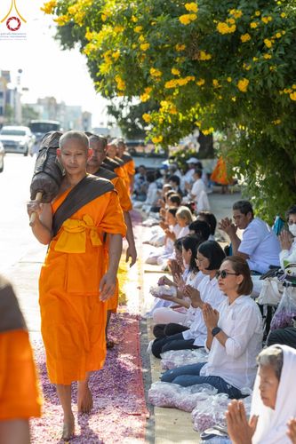 ภาพ No.189031:พิธีต้อนรับพระธรรมยาตรา ในโครงการธรรมยาตรา กตัญญูบูชา มหาปูชนียาจารย์ พระมงคลเทพมุนี(สด จนฺทสโร) พระผู้ปราบมาร อนุสรณ์สถาน 7 แห่ง ปีที่ 13 วันที่ 3 มกราคม พ.ศ. 2568 ณ อนุสรณ์สถานมหาวิหารพระมงคลเทพมุนี (โลตัสแลนด์) อ.สองพี่น้อง จ.สุพรรณบุรี