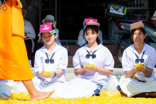ภาพ No.189035:พิธีต้อนรับพระธรรมยาตรา ในโครงการธรรมยาตรา กตัญญูบูชา มหาปูชนียาจารย์ พระมงคลเทพมุนี(สด จนฺทสโร) พระผู้ปราบมาร อนุสรณ์สถาน 7 แห่ง ปีที่ 13 วันที่ 3 มกราคม พ.ศ. 2568 ณ อนุสรณ์สถานมหาวิหารพระมงคลเทพมุนี (โลตัสแลนด์) อ.สองพี่น้อง จ.สุพรรณบุรี