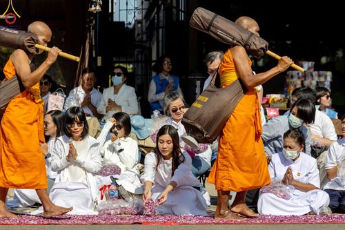 ภาพ No.189036:พิธีต้อนรับพระธรรมยาตรา ในโครงการธรรมยาตรา กตัญญูบูชา มหาปูชนียาจารย์ พระมงคลเทพมุนี(สด จนฺทสโร) พระผู้ปราบมาร อนุสรณ์สถาน 7 แห่ง ปีที่ 13 วันที่ 3 มกราคม พ.ศ. 2568 ณ อนุสรณ์สถานมหาวิหารพระมงคลเทพมุนี (โลตัสแลนด์) อ.สองพี่น้อง จ.สุพรรณบุรี