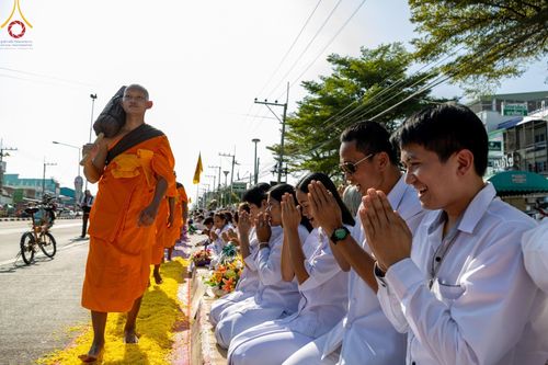 ภาพ No.189039:พิธีต้อนรับพระธรรมยาตรา ในโครงการธรรมยาตรา กตัญญูบูชา มหาปูชนียาจารย์ พระมงคลเทพมุนี(สด จนฺทสโร) พระผู้ปราบมาร อนุสรณ์สถาน 7 แห่ง ปีที่ 13 วันที่ 3 มกราคม พ.ศ. 2568 ณ อนุสรณ์สถานมหาวิหารพระมงคลเทพมุนี (โลตัสแลนด์) อ.สองพี่น้อง จ.สุพรรณบุรี