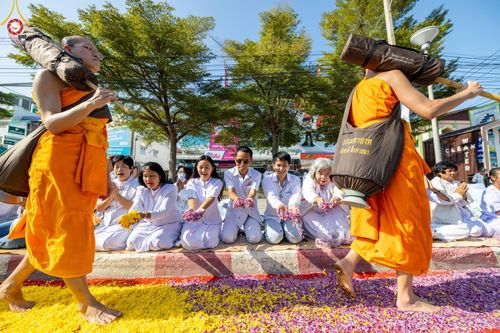 ภาพ No.189040:พิธีต้อนรับพระธรรมยาตรา ในโครงการธรรมยาตรา กตัญญูบูชา มหาปูชนียาจารย์ พระมงคลเทพมุนี(สด จนฺทสโร) พระผู้ปราบมาร อนุสรณ์สถาน 7 แห่ง ปีที่ 13 วันที่ 3 มกราคม พ.ศ. 2568 ณ อนุสรณ์สถานมหาวิหารพระมงคลเทพมุนี (โลตัสแลนด์) อ.สองพี่น้อง จ.สุพรรณบุรี