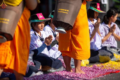 ภาพ No.189042:พิธีต้อนรับพระธรรมยาตรา ในโครงการธรรมยาตรา กตัญญูบูชา มหาปูชนียาจารย์ พระมงคลเทพมุนี(สด จนฺทสโร) พระผู้ปราบมาร อนุสรณ์สถาน 7 แห่ง ปีที่ 13 วันที่ 3 มกราคม พ.ศ. 2568 ณ อนุสรณ์สถานมหาวิหารพระมงคลเทพมุนี (โลตัสแลนด์) อ.สองพี่น้อง จ.สุพรรณบุรี
