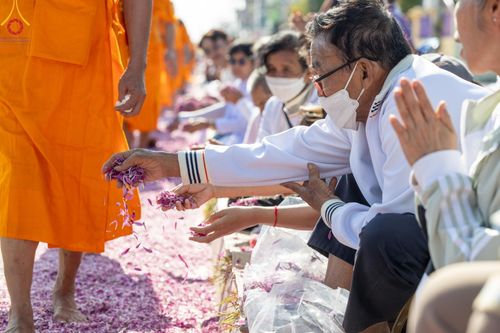 ภาพ No.189045:พิธีต้อนรับพระธรรมยาตรา ในโครงการธรรมยาตรา กตัญญูบูชา มหาปูชนียาจารย์ พระมงคลเทพมุนี(สด จนฺทสโร) พระผู้ปราบมาร อนุสรณ์สถาน 7 แห่ง ปีที่ 13 วันที่ 3 มกราคม พ.ศ. 2568 ณ อนุสรณ์สถานมหาวิหารพระมงคลเทพมุนี (โลตัสแลนด์) อ.สองพี่น้อง จ.สุพรรณบุรี