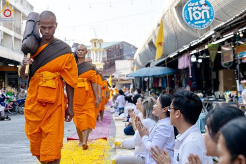 ภาพ No.189057:พิธีต้อนรับพระธรรมยาตรา ในโครงการธรรมยาตรา กตัญญูบูชา มหาปูชนียาจารย์ พระมงคลเทพมุนี(สด จนฺทสโร) พระผู้ปราบมาร อนุสรณ์สถาน 7 แห่ง ปีที่ 13 วันที่ 3 มกราคม พ.ศ. 2568 ณ อนุสรณ์สถานมหาวิหารพระมงคลเทพมุนี (โลตัสแลนด์) อ.สองพี่น้อง จ.สุพรรณบุรี