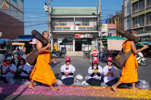ภาพ No.189059:พิธีต้อนรับพระธรรมยาตรา ในโครงการธรรมยาตรา กตัญญูบูชา มหาปูชนียาจารย์ พระมงคลเทพมุนี(สด จนฺทสโร) พระผู้ปราบมาร อนุสรณ์สถาน 7 แห่ง ปีที่ 13 วันที่ 3 มกราคม พ.ศ. 2568 ณ อนุสรณ์สถานมหาวิหารพระมงคลเทพมุนี (โลตัสแลนด์) อ.สองพี่น้อง จ.สุพรรณบุรี