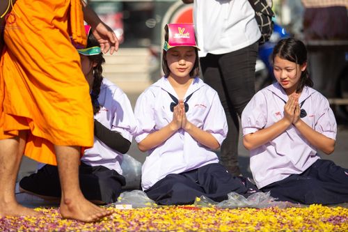 ภาพ No.189058:พิธีต้อนรับพระธรรมยาตรา ในโครงการธรรมยาตรา กตัญญูบูชา มหาปูชนียาจารย์ พระมงคลเทพมุนี(สด จนฺทสโร) พระผู้ปราบมาร อนุสรณ์สถาน 7 แห่ง ปีที่ 13 วันที่ 3 มกราคม พ.ศ. 2568 ณ อนุสรณ์สถานมหาวิหารพระมงคลเทพมุนี (โลตัสแลนด์) อ.สองพี่น้อง จ.สุพรรณบุรี