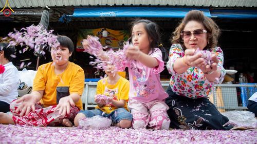 ภาพ No.189062:พิธีต้อนรับพระธรรมยาตรา ในโครงการธรรมยาตรา กตัญญูบูชา มหาปูชนียาจารย์ พระมงคลเทพมุนี(สด จนฺทสโร) พระผู้ปราบมาร อนุสรณ์สถาน 7 แห่ง ปีที่ 13 วันที่ 3 มกราคม พ.ศ. 2568 ณ อนุสรณ์สถานมหาวิหารพระมงคลเทพมุนี (โลตัสแลนด์) อ.สองพี่น้อง จ.สุพรรณบุรี
