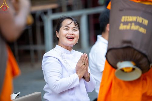 ภาพ No.189063:พิธีต้อนรับพระธรรมยาตรา ในโครงการธรรมยาตรา กตัญญูบูชา มหาปูชนียาจารย์ พระมงคลเทพมุนี(สด จนฺทสโร) พระผู้ปราบมาร อนุสรณ์สถาน 7 แห่ง ปีที่ 13 วันที่ 3 มกราคม พ.ศ. 2568 ณ อนุสรณ์สถานมหาวิหารพระมงคลเทพมุนี (โลตัสแลนด์) อ.สองพี่น้อง จ.สุพรรณบุรี