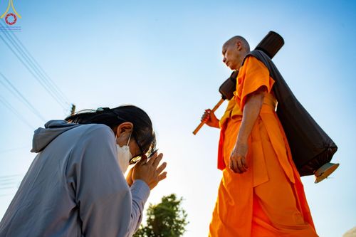 ภาพ No.189064:พิธีต้อนรับพระธรรมยาตรา ในโครงการธรรมยาตรา กตัญญูบูชา มหาปูชนียาจารย์ พระมงคลเทพมุนี(สด จนฺทสโร) พระผู้ปราบมาร อนุสรณ์สถาน 7 แห่ง ปีที่ 13 วันที่ 3 มกราคม พ.ศ. 2568 ณ อนุสรณ์สถานมหาวิหารพระมงคลเทพมุนี (โลตัสแลนด์) อ.สองพี่น้อง จ.สุพรรณบุรี