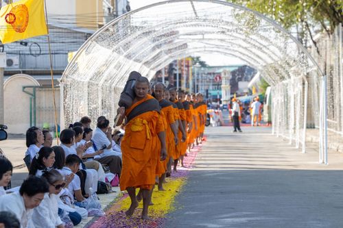 ภาพ No.189066:พิธีต้อนรับพระธรรมยาตรา ในโครงการธรรมยาตรา กตัญญูบูชา มหาปูชนียาจารย์ พระมงคลเทพมุนี(สด จนฺทสโร) พระผู้ปราบมาร อนุสรณ์สถาน 7 แห่ง ปีที่ 13 วันที่ 3 มกราคม พ.ศ. 2568 ณ อนุสรณ์สถานมหาวิหารพระมงคลเทพมุนี (โลตัสแลนด์) อ.สองพี่น้อง จ.สุพรรณบุรี