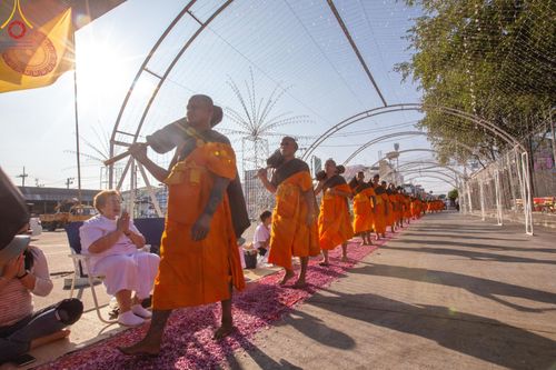 ภาพ No.189067:พิธีต้อนรับพระธรรมยาตรา ในโครงการธรรมยาตรา กตัญญูบูชา มหาปูชนียาจารย์ พระมงคลเทพมุนี(สด จนฺทสโร) พระผู้ปราบมาร อนุสรณ์สถาน 7 แห่ง ปีที่ 13 วันที่ 3 มกราคม พ.ศ. 2568 ณ อนุสรณ์สถานมหาวิหารพระมงคลเทพมุนี (โลตัสแลนด์) อ.สองพี่น้อง จ.สุพรรณบุรี