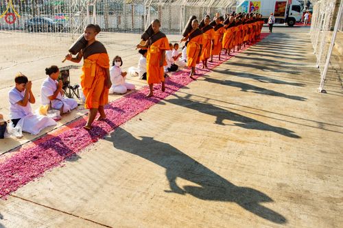 ภาพ No.189068:พิธีต้อนรับพระธรรมยาตรา ในโครงการธรรมยาตรา กตัญญูบูชา มหาปูชนียาจารย์ พระมงคลเทพมุนี(สด จนฺทสโร) พระผู้ปราบมาร อนุสรณ์สถาน 7 แห่ง ปีที่ 13 วันที่ 3 มกราคม พ.ศ. 2568 ณ อนุสรณ์สถานมหาวิหารพระมงคลเทพมุนี (โลตัสแลนด์) อ.สองพี่น้อง จ.สุพรรณบุรี