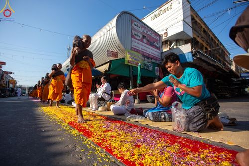 ภาพ No.189069:พิธีต้อนรับพระธรรมยาตรา ในโครงการธรรมยาตรา กตัญญูบูชา มหาปูชนียาจารย์ พระมงคลเทพมุนี(สด จนฺทสโร) พระผู้ปราบมาร อนุสรณ์สถาน 7 แห่ง ปีที่ 13 วันที่ 3 มกราคม พ.ศ. 2568 ณ อนุสรณ์สถานมหาวิหารพระมงคลเทพมุนี (โลตัสแลนด์) อ.สองพี่น้อง จ.สุพรรณบุรี