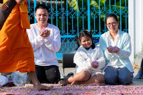 ภาพ No.189070:พิธีต้อนรับพระธรรมยาตรา ในโครงการธรรมยาตรา กตัญญูบูชา มหาปูชนียาจารย์ พระมงคลเทพมุนี(สด จนฺทสโร) พระผู้ปราบมาร อนุสรณ์สถาน 7 แห่ง ปีที่ 13 วันที่ 3 มกราคม พ.ศ. 2568 ณ อนุสรณ์สถานมหาวิหารพระมงคลเทพมุนี (โลตัสแลนด์) อ.สองพี่น้อง จ.สุพรรณบุรี