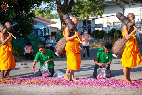 ภาพ No.189071:พิธีต้อนรับพระธรรมยาตรา ในโครงการธรรมยาตรา กตัญญูบูชา มหาปูชนียาจารย์ พระมงคลเทพมุนี(สด จนฺทสโร) พระผู้ปราบมาร อนุสรณ์สถาน 7 แห่ง ปีที่ 13 วันที่ 3 มกราคม พ.ศ. 2568 ณ อนุสรณ์สถานมหาวิหารพระมงคลเทพมุนี (โลตัสแลนด์) อ.สองพี่น้อง จ.สุพรรณบุรี