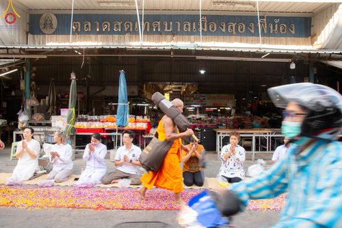 ภาพ No.189073:พิธีต้อนรับพระธรรมยาตรา ในโครงการธรรมยาตรา กตัญญูบูชา มหาปูชนียาจารย์ พระมงคลเทพมุนี(สด จนฺทสโร) พระผู้ปราบมาร อนุสรณ์สถาน 7 แห่ง ปีที่ 13 วันที่ 3 มกราคม พ.ศ. 2568 ณ อนุสรณ์สถานมหาวิหารพระมงคลเทพมุนี (โลตัสแลนด์) อ.สองพี่น้อง จ.สุพรรณบุรี
