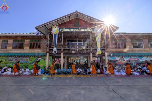 ภาพ No.189074:พิธีต้อนรับพระธรรมยาตรา ในโครงการธรรมยาตรา กตัญญูบูชา มหาปูชนียาจารย์ พระมงคลเทพมุนี(สด จนฺทสโร) พระผู้ปราบมาร อนุสรณ์สถาน 7 แห่ง ปีที่ 13 วันที่ 3 มกราคม พ.ศ. 2568 ณ อนุสรณ์สถานมหาวิหารพระมงคลเทพมุนี (โลตัสแลนด์) อ.สองพี่น้อง จ.สุพรรณบุรี