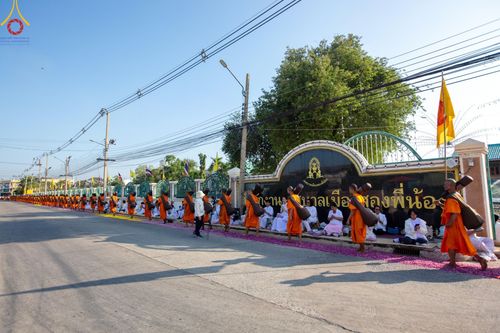 ภาพ No.189075:พิธีต้อนรับพระธรรมยาตรา ในโครงการธรรมยาตรา กตัญญูบูชา มหาปูชนียาจารย์ พระมงคลเทพมุนี(สด จนฺทสโร) พระผู้ปราบมาร อนุสรณ์สถาน 7 แห่ง ปีที่ 13 วันที่ 3 มกราคม พ.ศ. 2568 ณ อนุสรณ์สถานมหาวิหารพระมงคลเทพมุนี (โลตัสแลนด์) อ.สองพี่น้อง จ.สุพรรณบุรี