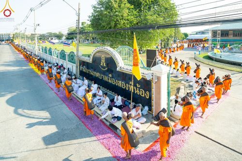 ภาพ No.189076:พิธีต้อนรับพระธรรมยาตรา ในโครงการธรรมยาตรา กตัญญูบูชา มหาปูชนียาจารย์ พระมงคลเทพมุนี(สด จนฺทสโร) พระผู้ปราบมาร อนุสรณ์สถาน 7 แห่ง ปีที่ 13 วันที่ 3 มกราคม พ.ศ. 2568 ณ อนุสรณ์สถานมหาวิหารพระมงคลเทพมุนี (โลตัสแลนด์) อ.สองพี่น้อง จ.สุพรรณบุรี