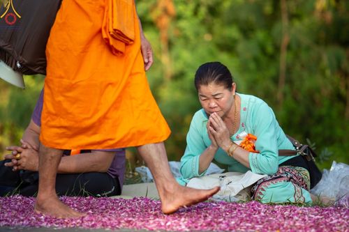 ภาพ No.189085:พิธีต้อนรับพระธรรมยาตรา ในโครงการธรรมยาตรา กตัญญูบูชา มหาปูชนียาจารย์ พระมงคลเทพมุนี(สด จนฺทสโร) พระผู้ปราบมาร อนุสรณ์สถาน 7 แห่ง ปีที่ 13 วันที่ 3 มกราคม พ.ศ. 2568 ณ อนุสรณ์สถานมหาวิหารพระมงคลเทพมุนี (โลตัสแลนด์) อ.สองพี่น้อง จ.สุพรรณบุรี