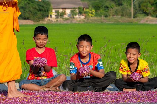 ภาพ No.189086:พิธีต้อนรับพระธรรมยาตรา ในโครงการธรรมยาตรา กตัญญูบูชา มหาปูชนียาจารย์ พระมงคลเทพมุนี(สด จนฺทสโร) พระผู้ปราบมาร อนุสรณ์สถาน 7 แห่ง ปีที่ 13 วันที่ 3 มกราคม พ.ศ. 2568 ณ อนุสรณ์สถานมหาวิหารพระมงคลเทพมุนี (โลตัสแลนด์) อ.สองพี่น้อง จ.สุพรรณบุรี