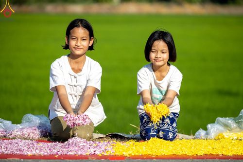 ภาพ No.189087:พิธีต้อนรับพระธรรมยาตรา ในโครงการธรรมยาตรา กตัญญูบูชา มหาปูชนียาจารย์ พระมงคลเทพมุนี(สด จนฺทสโร) พระผู้ปราบมาร อนุสรณ์สถาน 7 แห่ง ปีที่ 13 วันที่ 3 มกราคม พ.ศ. 2568 ณ อนุสรณ์สถานมหาวิหารพระมงคลเทพมุนี (โลตัสแลนด์) อ.สองพี่น้อง จ.สุพรรณบุรี
