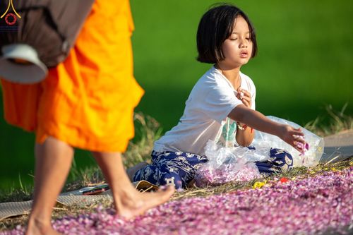 ภาพ No.189089:พิธีต้อนรับพระธรรมยาตรา ในโครงการธรรมยาตรา กตัญญูบูชา มหาปูชนียาจารย์ พระมงคลเทพมุนี(สด จนฺทสโร) พระผู้ปราบมาร อนุสรณ์สถาน 7 แห่ง ปีที่ 13 วันที่ 3 มกราคม พ.ศ. 2568 ณ อนุสรณ์สถานมหาวิหารพระมงคลเทพมุนี (โลตัสแลนด์) อ.สองพี่น้อง จ.สุพรรณบุรี