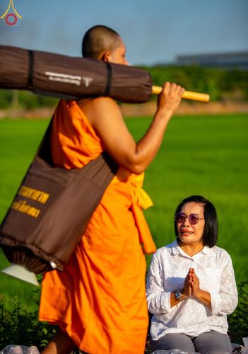 ภาพ No.189094:พิธีต้อนรับพระธรรมยาตรา ในโครงการธรรมยาตรา กตัญญูบูชา มหาปูชนียาจารย์ พระมงคลเทพมุนี(สด จนฺทสโร) พระผู้ปราบมาร อนุสรณ์สถาน 7 แห่ง ปีที่ 13 วันที่ 3 มกราคม พ.ศ. 2568 ณ อนุสรณ์สถานมหาวิหารพระมงคลเทพมุนี (โลตัสแลนด์) อ.สองพี่น้อง จ.สุพรรณบุรี