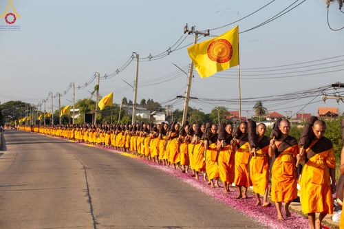 ภาพ No.189096:พิธีต้อนรับพระธรรมยาตรา ในโครงการธรรมยาตรา กตัญญูบูชา มหาปูชนียาจารย์ พระมงคลเทพมุนี(สด จนฺทสโร) พระผู้ปราบมาร อนุสรณ์สถาน 7 แห่ง ปีที่ 13 วันที่ 3 มกราคม พ.ศ. 2568 ณ อนุสรณ์สถานมหาวิหารพระมงคลเทพมุนี (โลตัสแลนด์) อ.สองพี่น้อง จ.สุพรรณบุรี