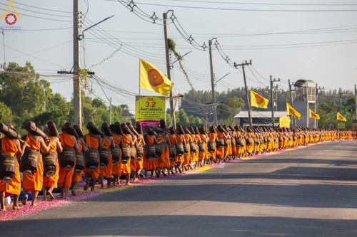 ภาพ No.189095:พิธีต้อนรับพระธรรมยาตรา ในโครงการธรรมยาตรา กตัญญูบูชา มหาปูชนียาจารย์ พระมงคลเทพมุนี(สด จนฺทสโร) พระผู้ปราบมาร อนุสรณ์สถาน 7 แห่ง ปีที่ 13 วันที่ 3 มกราคม พ.ศ. 2568 ณ อนุสรณ์สถานมหาวิหารพระมงคลเทพมุนี (โลตัสแลนด์) อ.สองพี่น้อง จ.สุพรรณบุรี